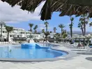 Basen z leżakami w hotelu Bungalows Vista Oasis