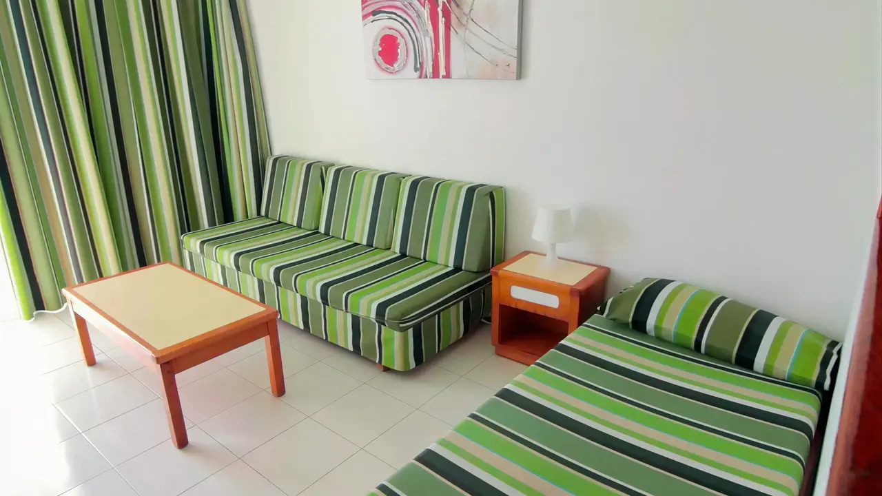 Wnętrze pokoju z meblami w Bungalows Vista Oasis