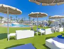 Basen i białe meble wypoczynkowe w Bungalows Vista Oasis