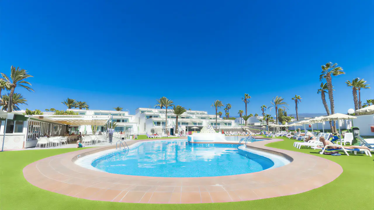 Basen z leżakami w Bungalows Vista Oasis