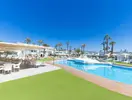 Basen zewnętrzny i strefa wypoczynku w Bungalows Vista Oasis