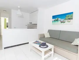Salon z sofą i stolikiem w Bungalows Vista Oasis
