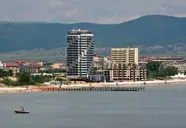Widok na budynki Burgas Beach przy brzegu morza