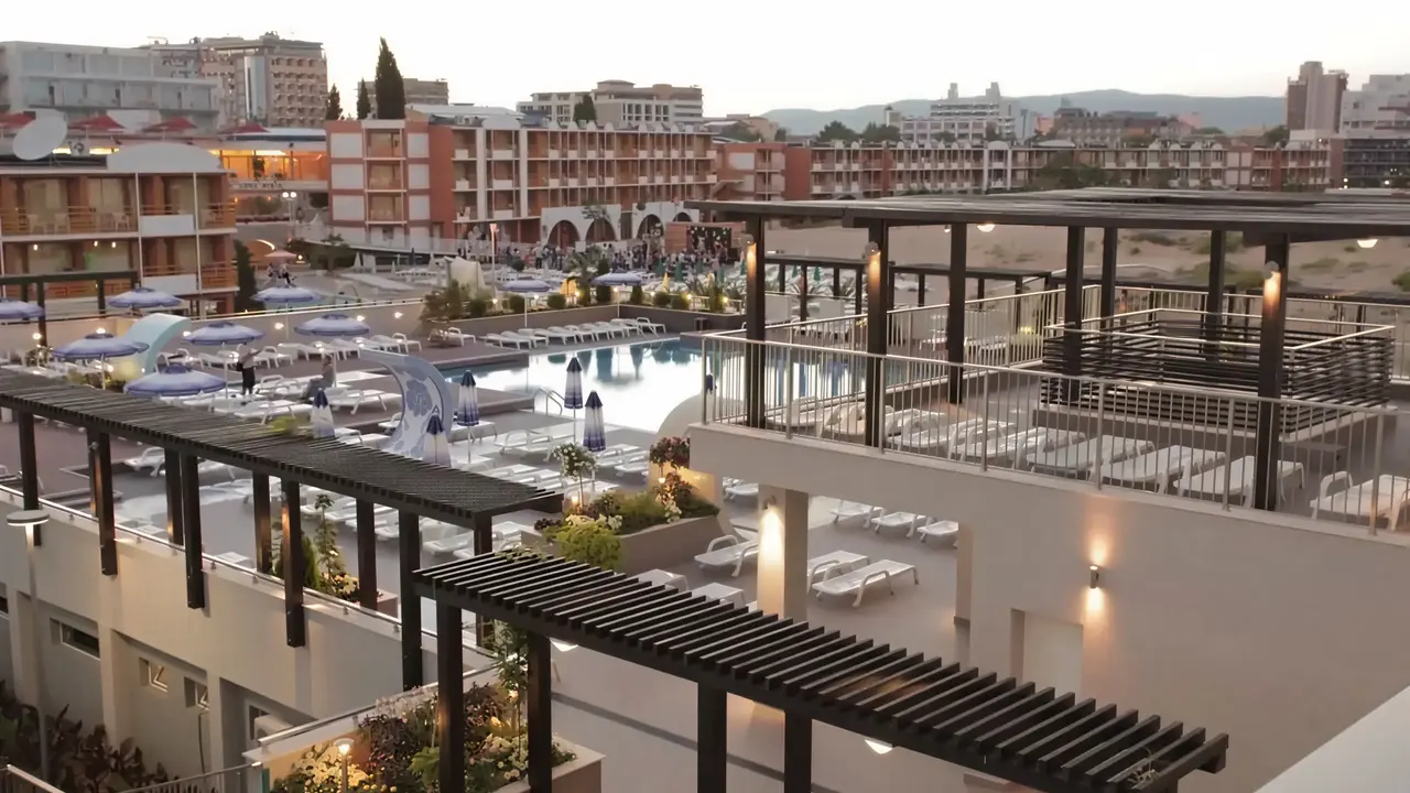 Widok na kompleks budynków i baseny Burgas Beach