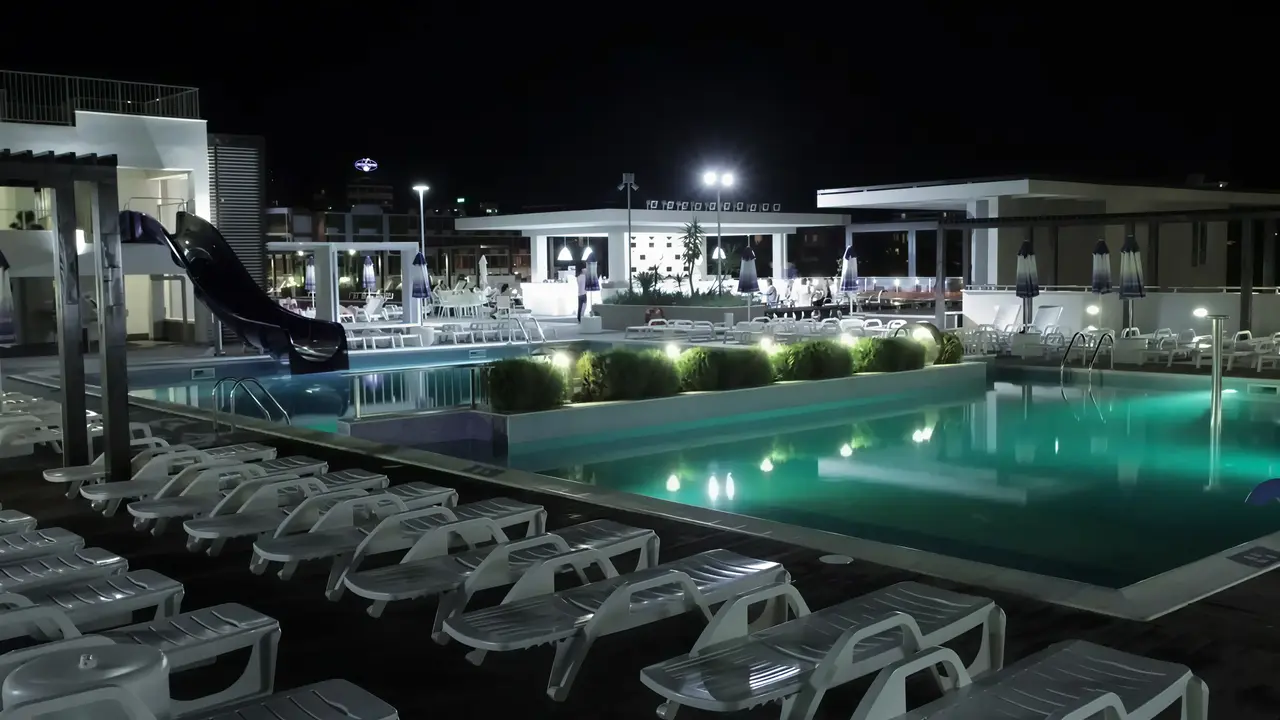 Basen z leżakami w nocy w Burgas Beach