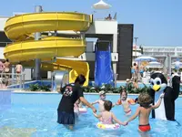 Zjeżdżalnie wodne i zabawa w Burgas Beach