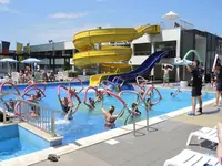 Zjeżdżalnie wodne i basen w Burgas Beach