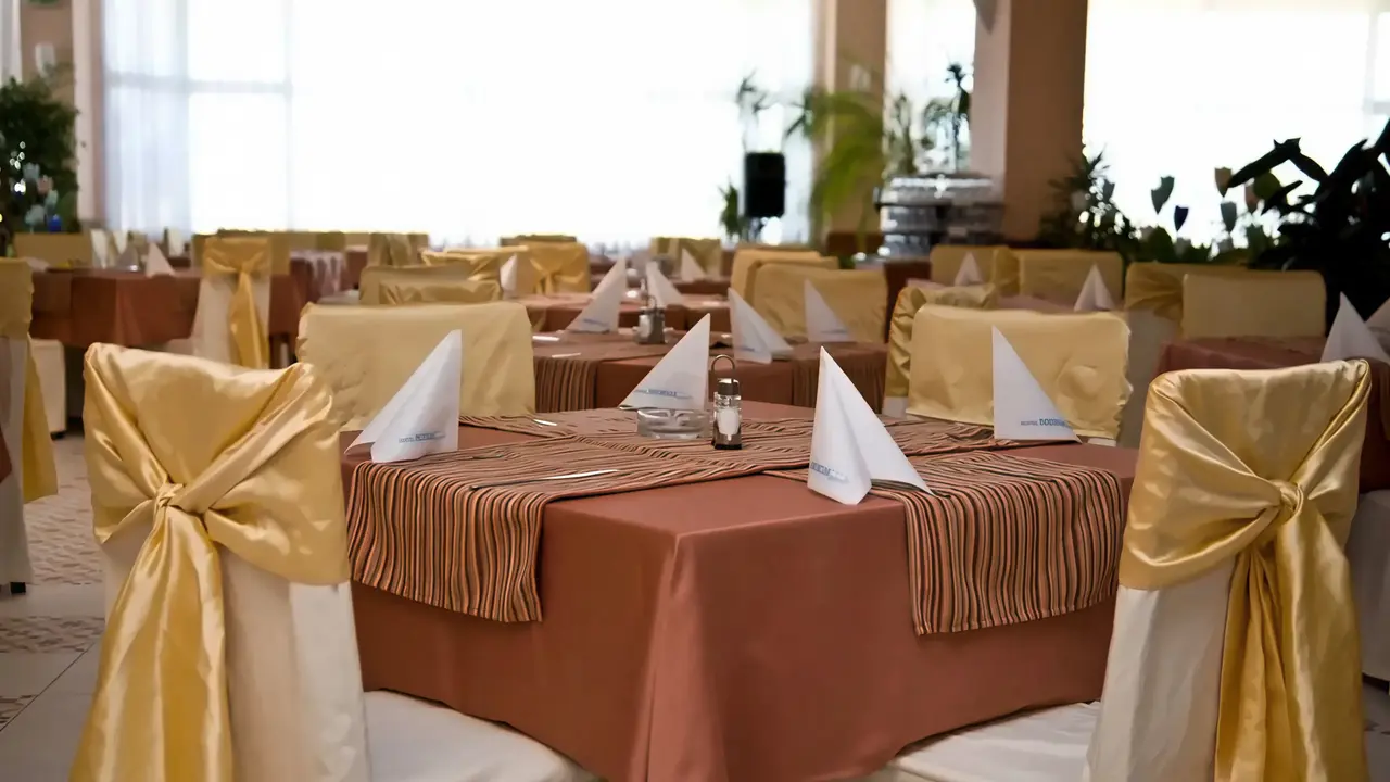 Elegancka restauracja w Burgas Beach z nakrytymi stołami