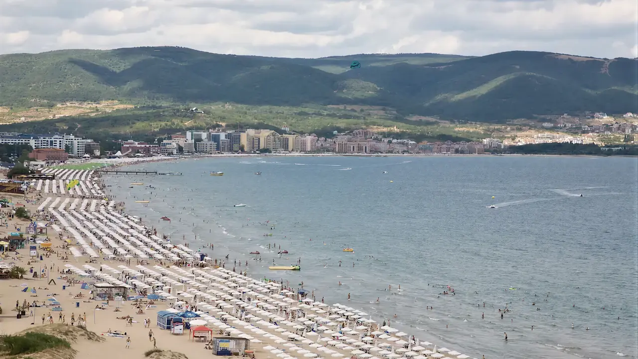 Plaża z białymi parasolami w Burgas Beach