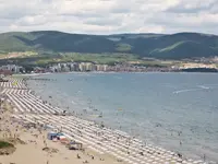 Plaża z białymi parasolami w Burgas Beach