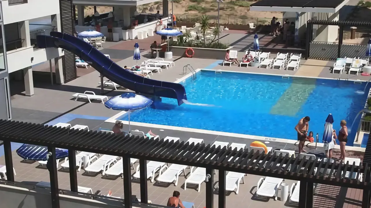Zjeżdżalnia wodna przy basenie w Burgas Beach