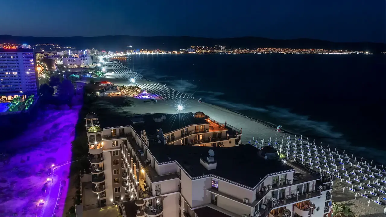 Widok nocny na kompleks Burgas Beach i plażę