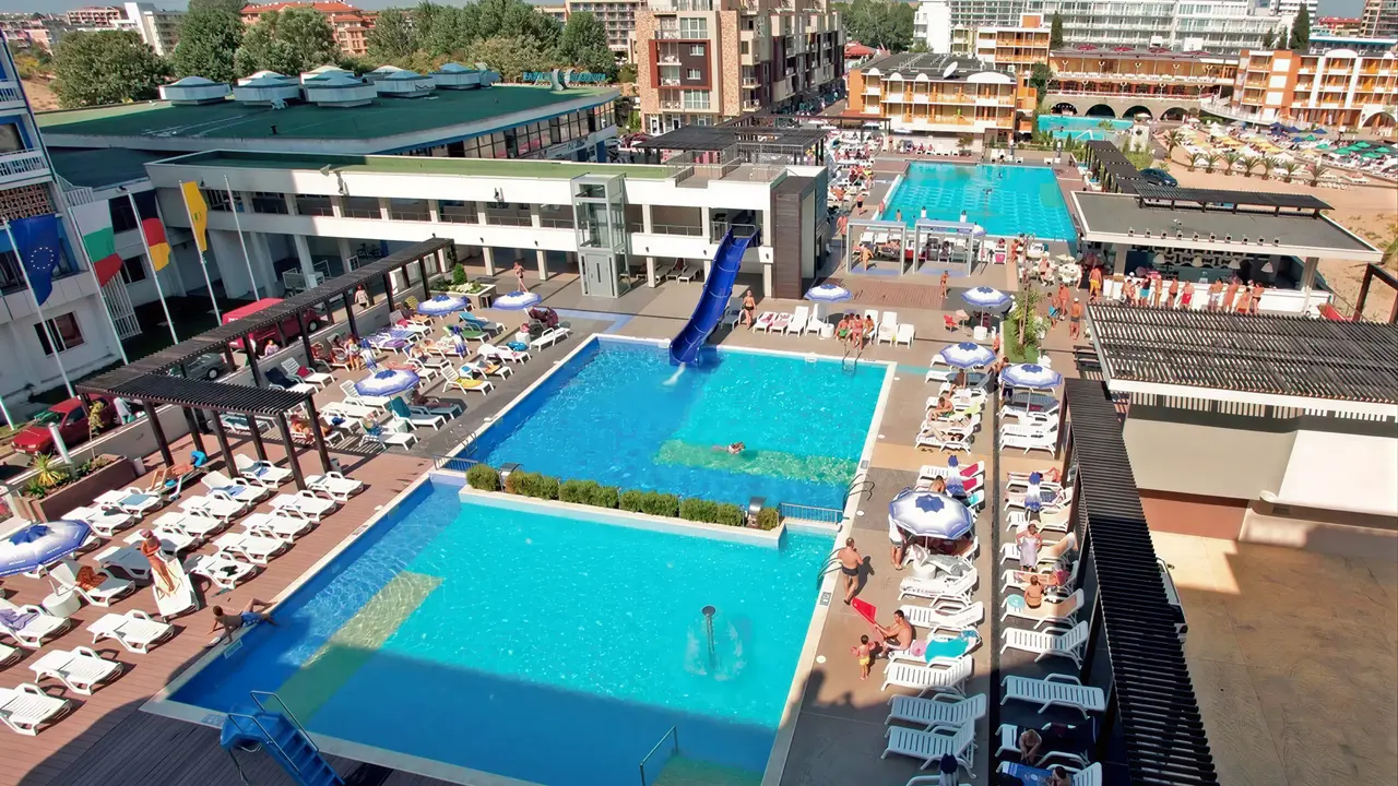 Widok na kompleks basenów w Burgas Beach