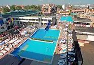 Widok na kompleks basenów w Burgas Beach