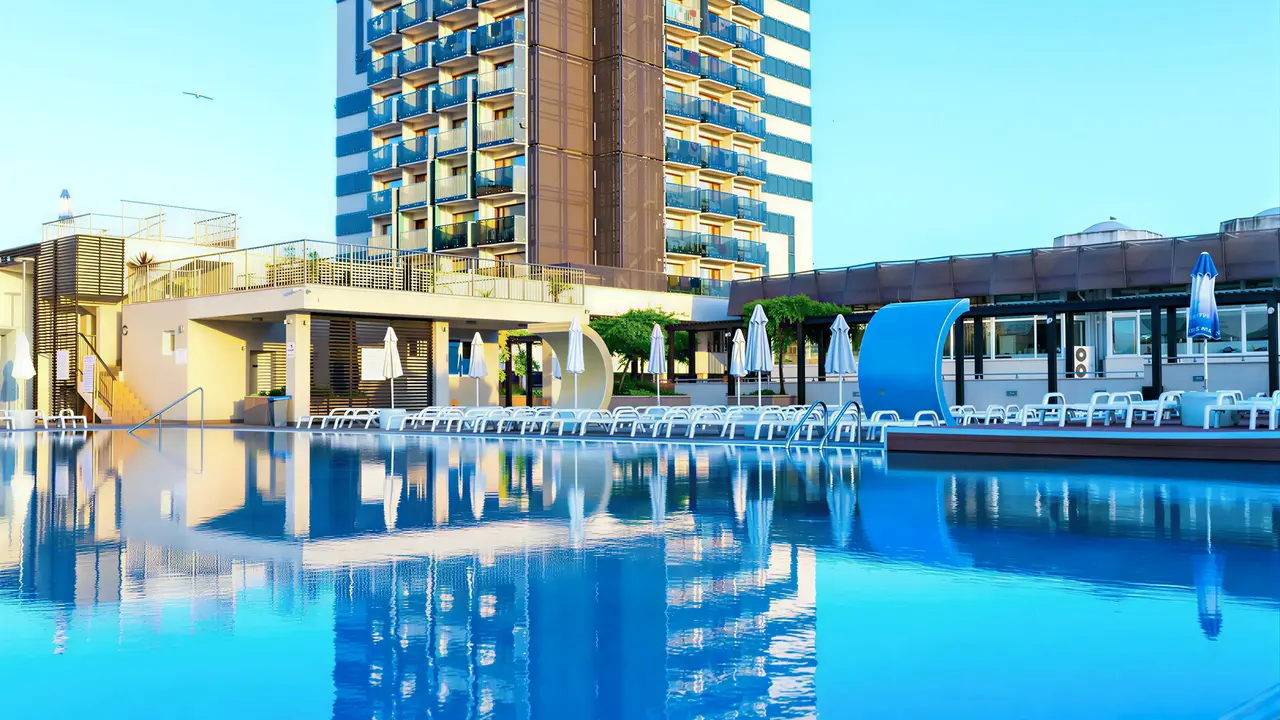 Basen zewnętrzny z leżakami w Burgas Beach
