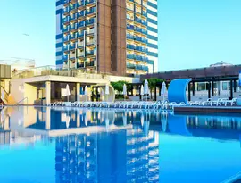 Basen zewnętrzny z leżakami w Burgas Beach