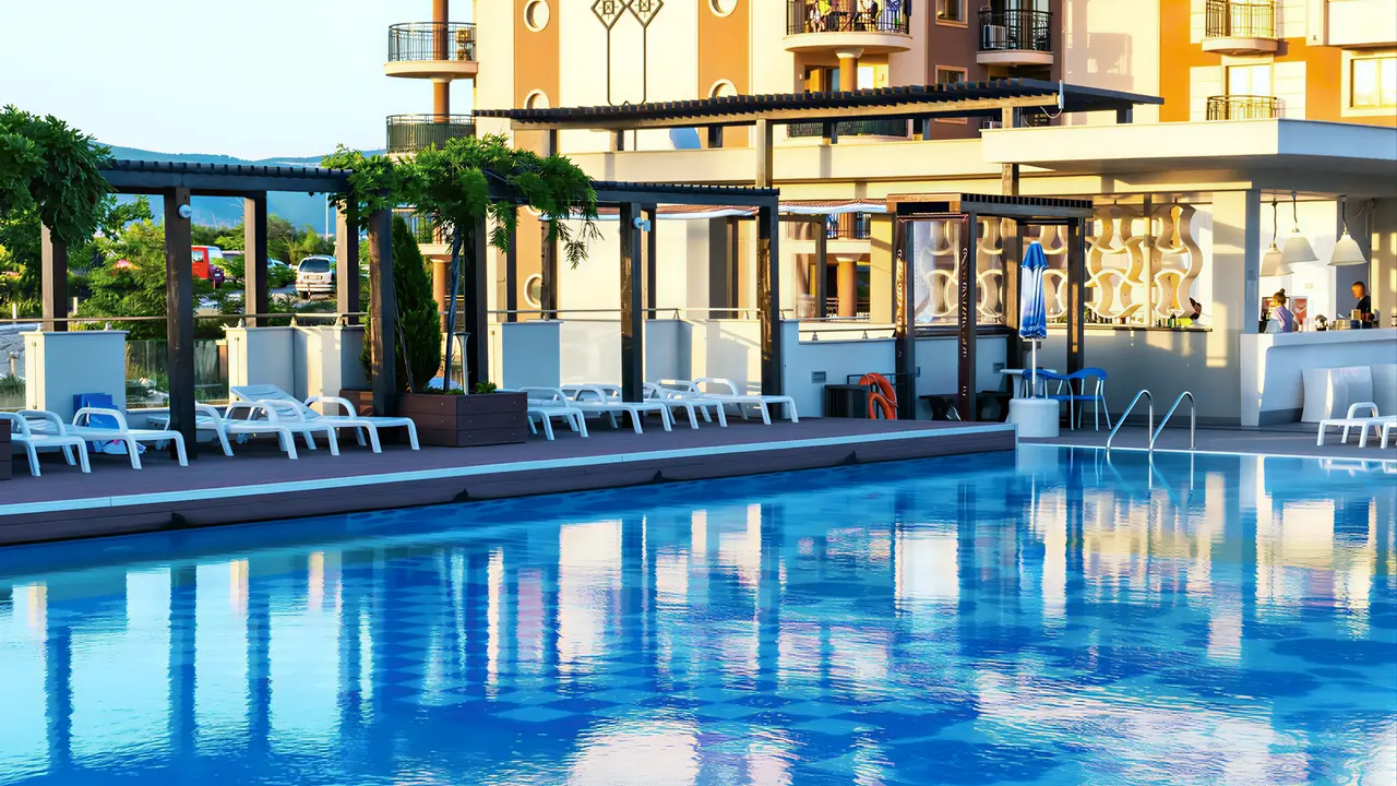 Basen zewnętrzny z leżakami w Burgas Beach