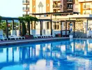 Basen zewnętrzny z leżakami w Burgas Beach
