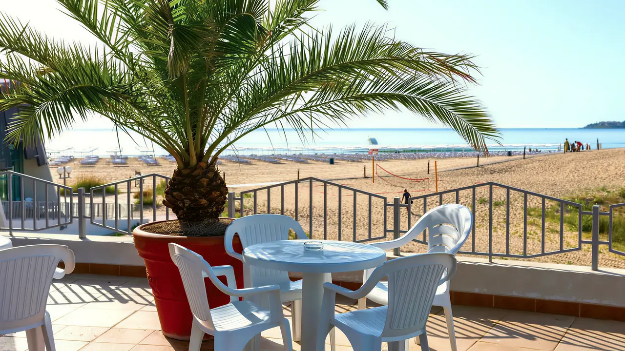 Taras z widokiem na plażę w Burgas Beach