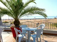Taras z widokiem na plażę w Burgas Beach