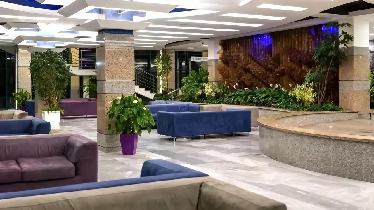 Nowoczesne wnętrze lobby w Burgas Beach z sofami