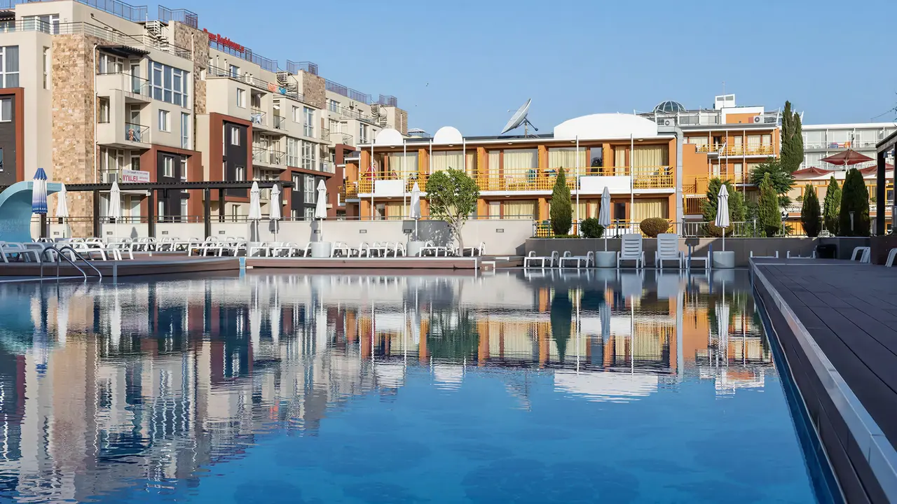 Basen z leżakami w hotelu Burgas Beach