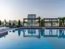 Basen z leżakami w Burgas Beach