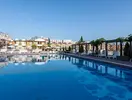 Basen i leżaki w obiekcie Burgas Beach