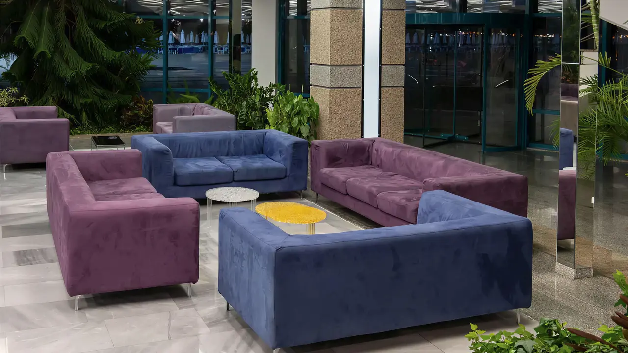 Wnętrze lobby z kolorowymi sofami w Burgas Beach