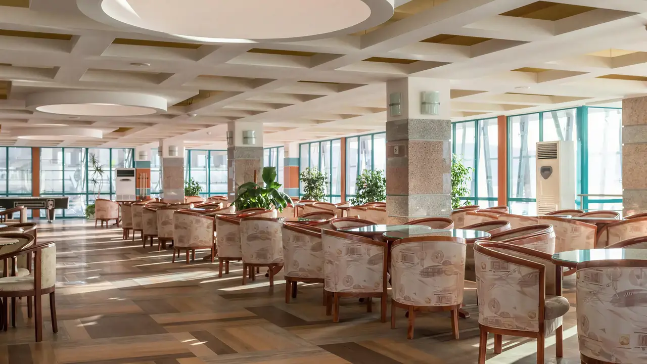 Wnętrze eleganckiego lobby w Burgas Beach