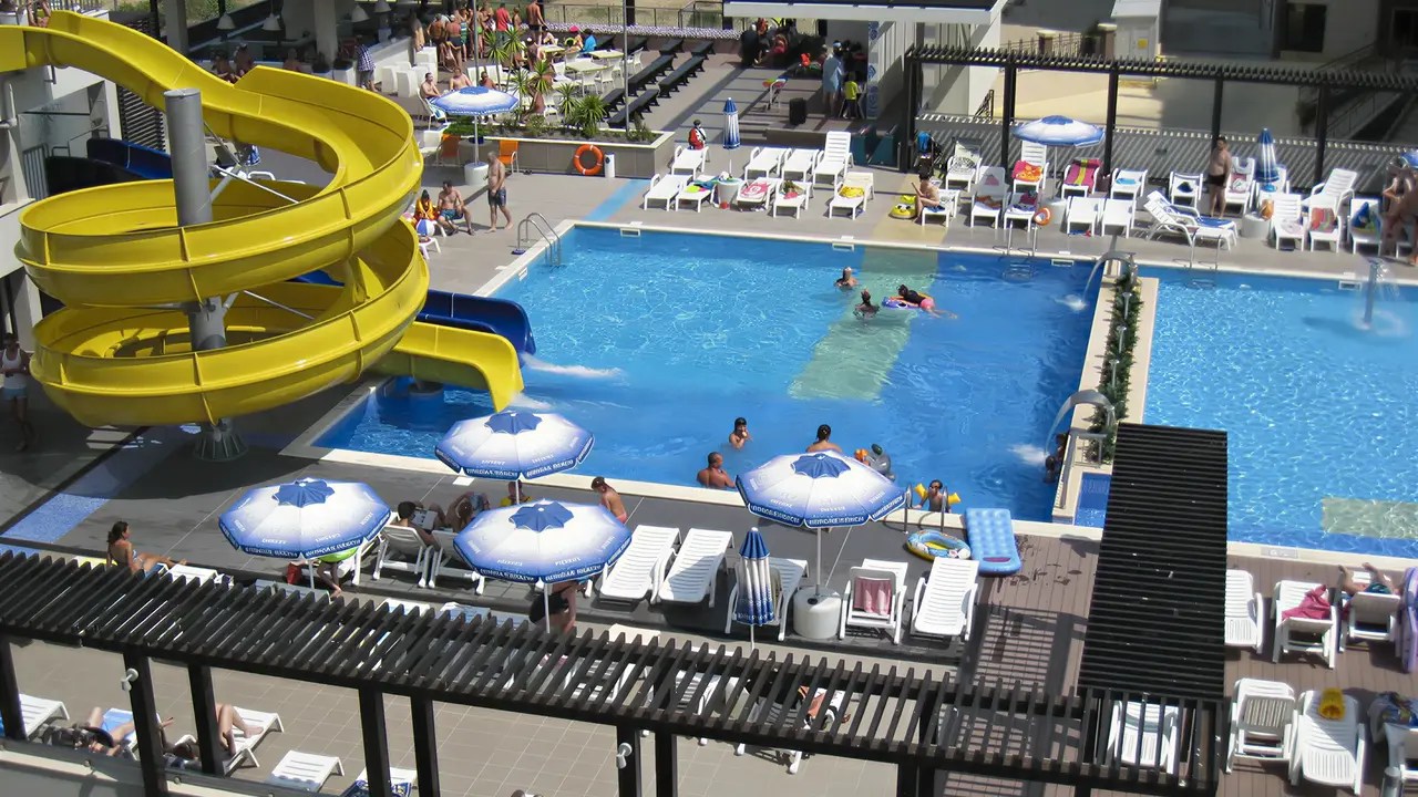 Żółta zjeżdżalnia wodna w Burgas Beach