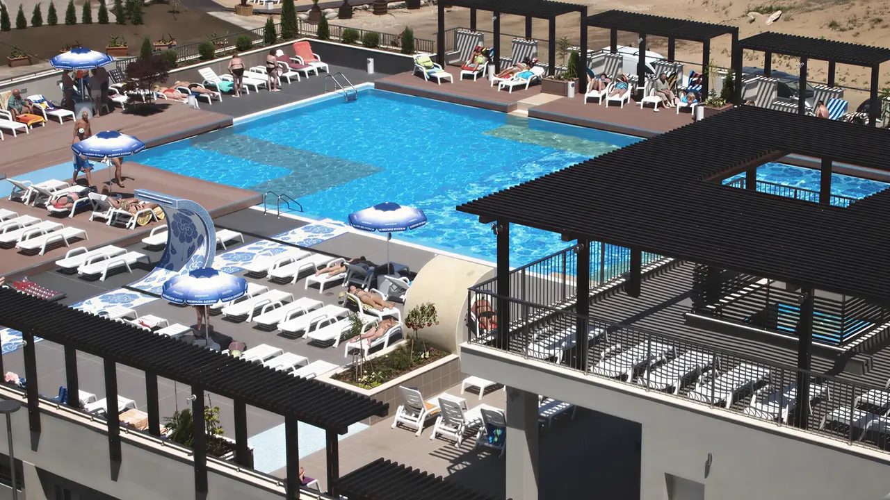 Basen z leżakami w hotelu Burgas Beach