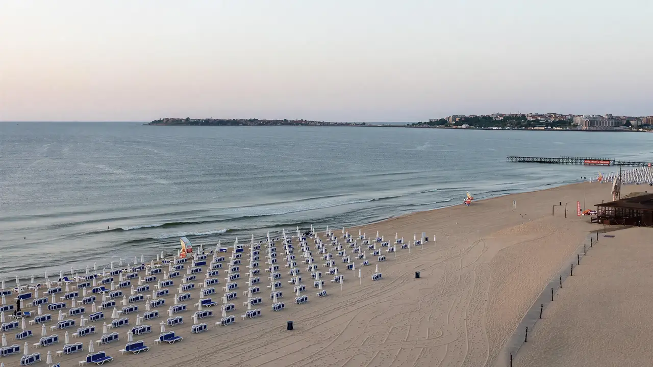 Plaża z leżakami i parasolami w Burgas Beach
