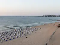 Plaża z leżakami i parasolami w Burgas Beach