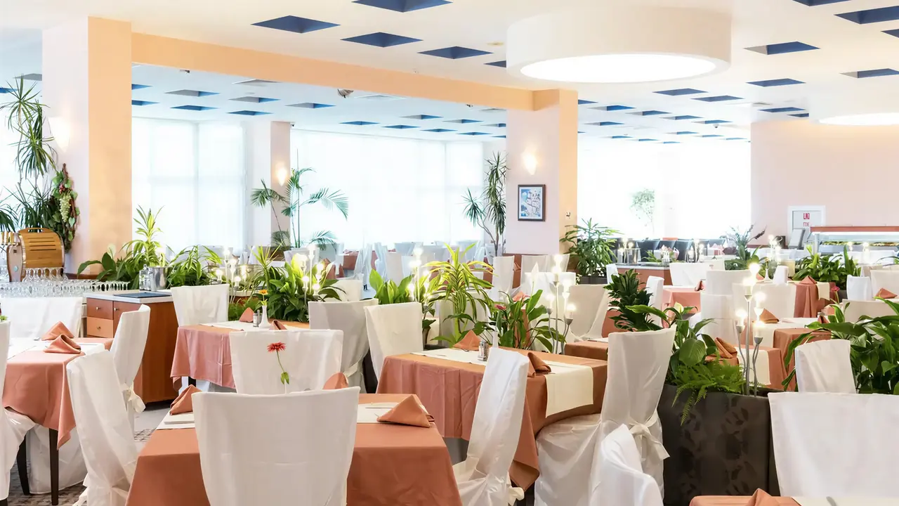 Jasna restauracja z nakrytymi stołami w Burgas Beach