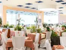 Jasna restauracja z nakrytymi stołami w Burgas Beach