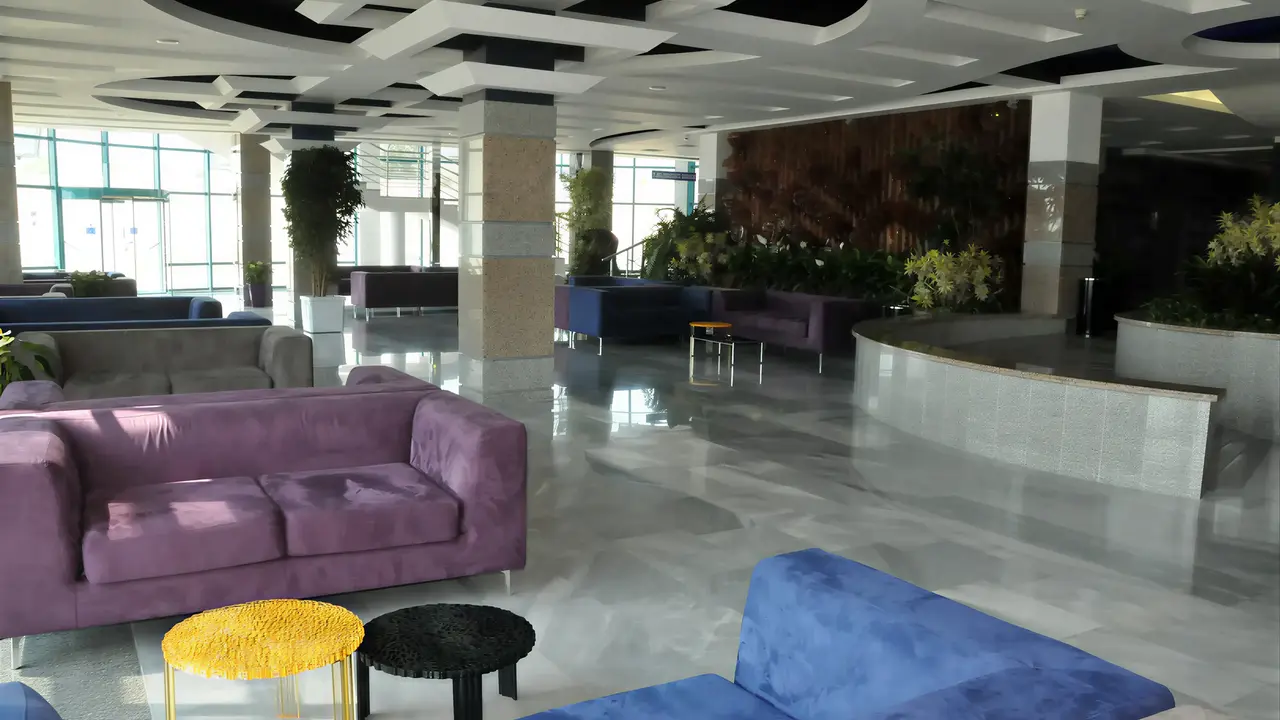 Wnętrze lobby w Burgas Beach z kolorowymi sofami