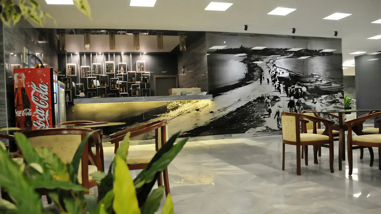 Bar z ladą w hotelu Burgas Beach