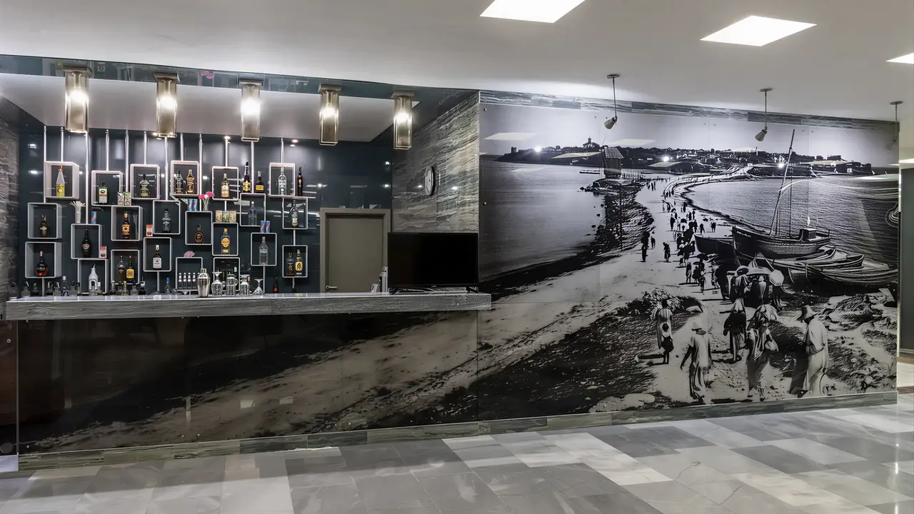 Bar z ladą w hotelu Burgas Beach