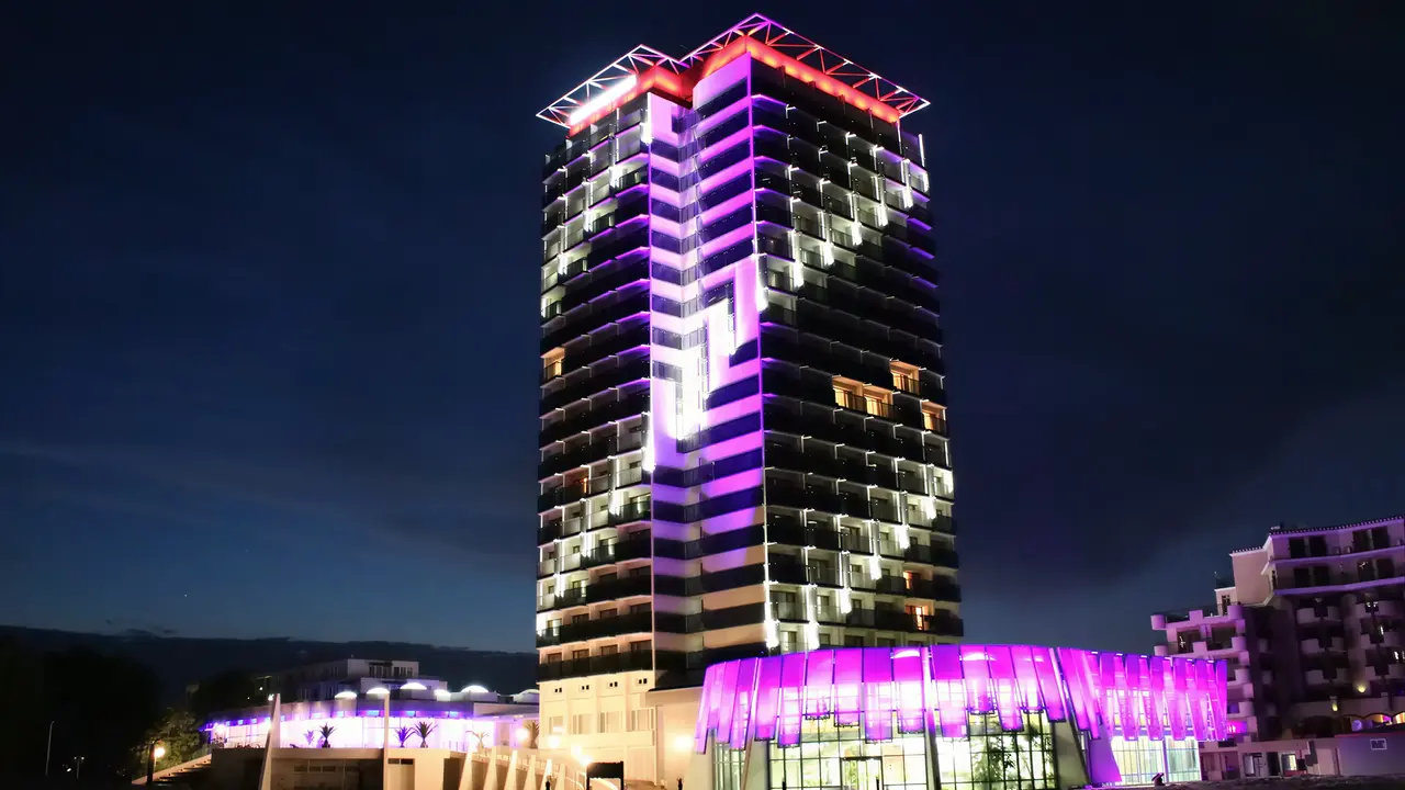 Oświetlony budynek Burgas Beach nocą