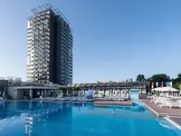 Widok na budynek i basen w Burgas Beach