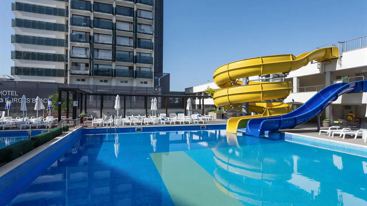 Zjeżdżalnie wodne i basen w Burgas Beach