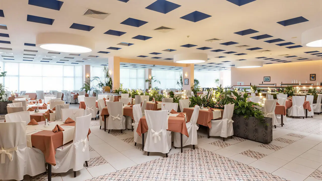 Restauracja w hotelu Burgas Beach z nakrytymi stołami