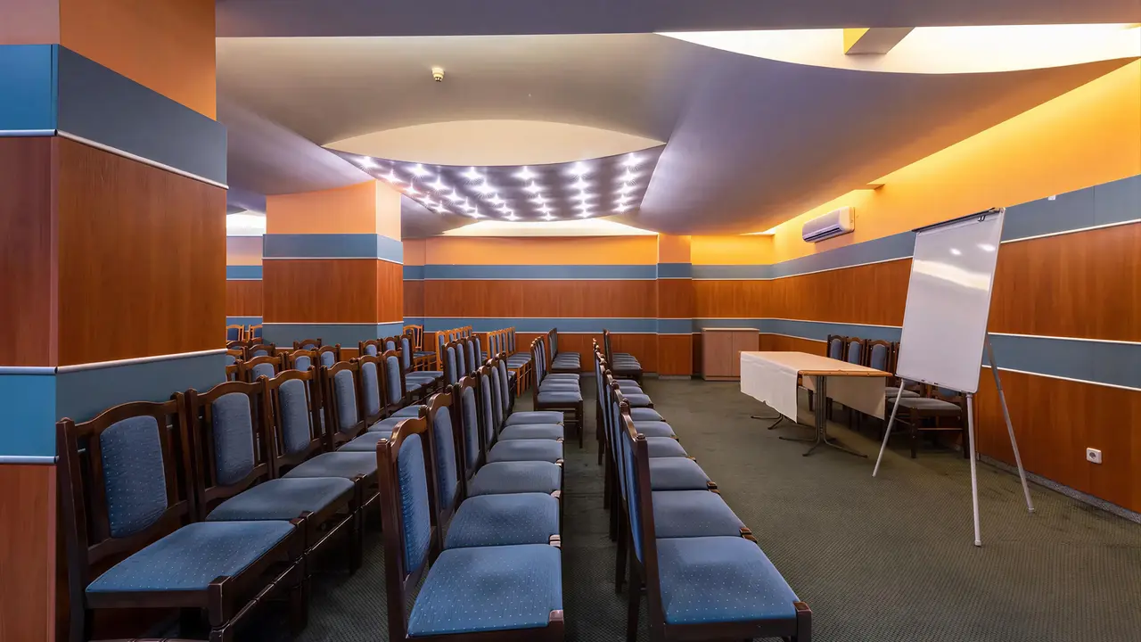Sala konferencyjna z krzesłami w Burgas Beach