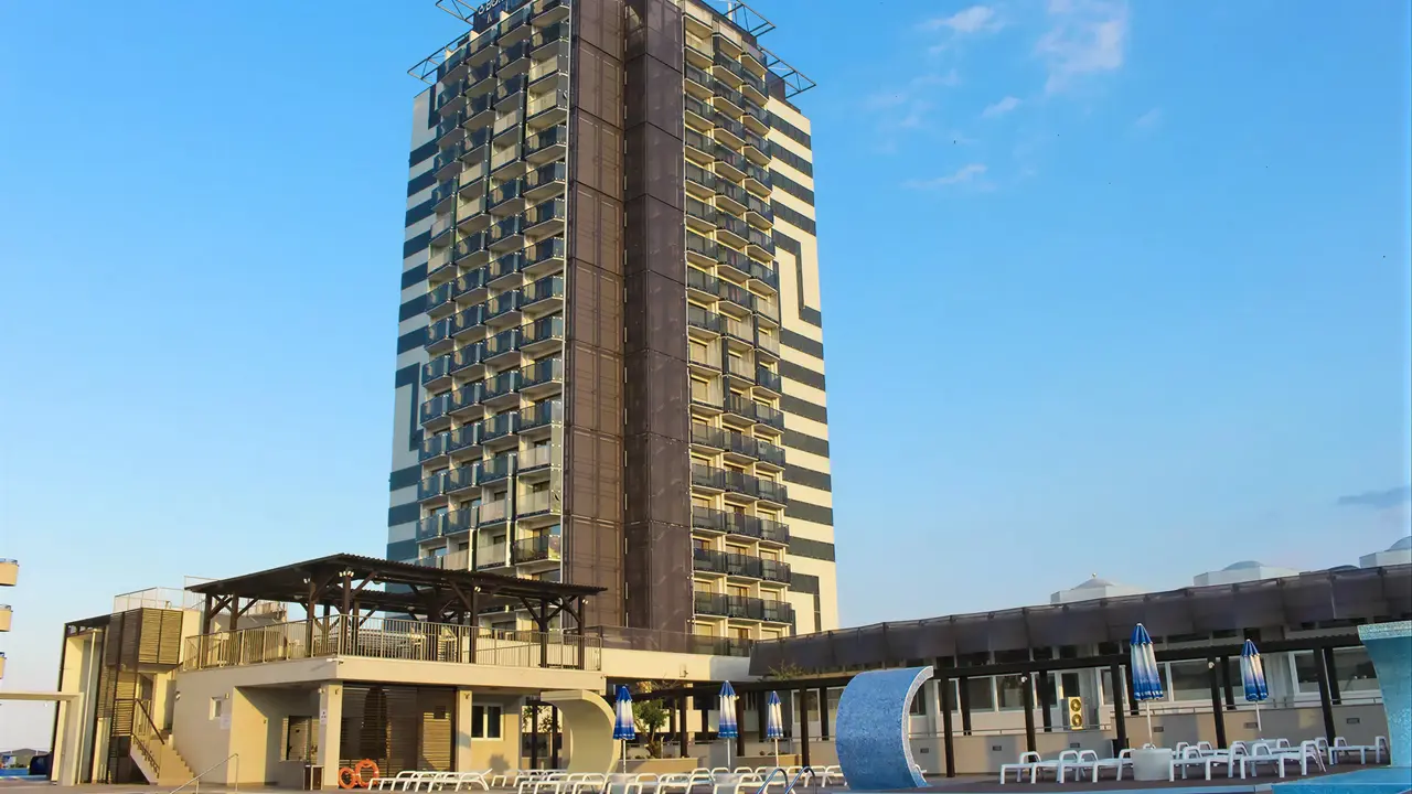 Nowoczesny budynek Burgas Beach z widokiem na basen