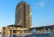 Nowoczesny budynek Burgas Beach z widokiem na basen