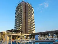 Nowoczesny budynek Burgas Beach z widokiem na basen