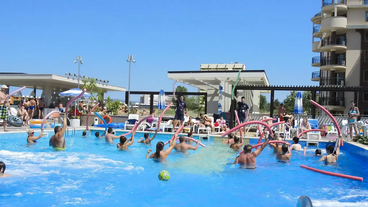 Animacje w basenie dla gości Burgas Beach