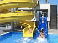 Żółte i niebieskie zjeżdżalnie wodne w Burgas Beach
