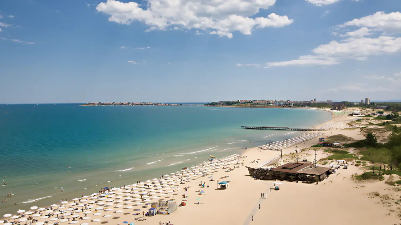 Piaszczysta plaża z parasolami w Burgas Beach
